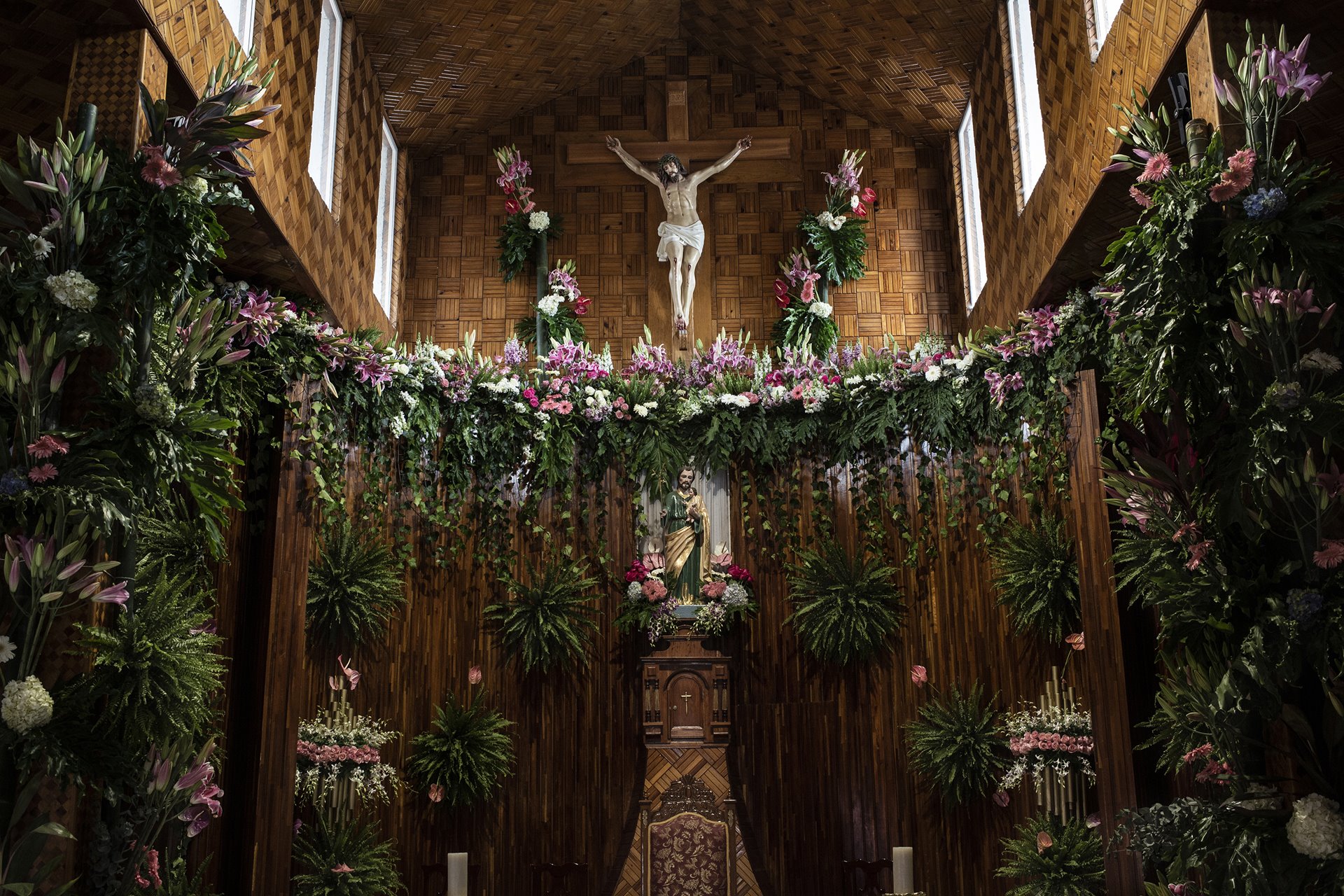 <p>Local flowers adorn the church of San Miguel in Villa Guerrero, Mexico.&nbsp;</p>
