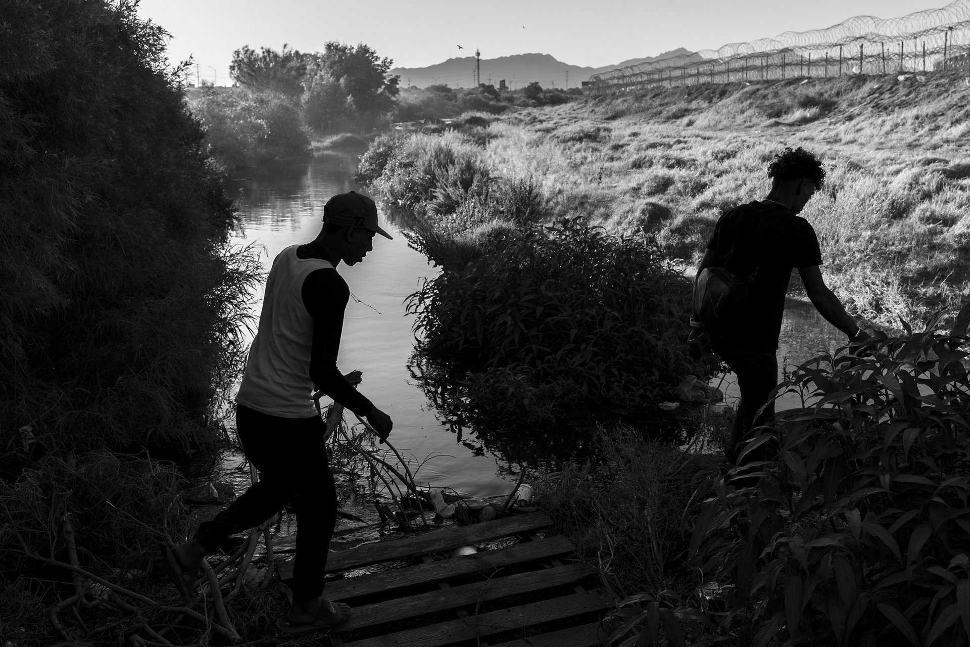 Venezuelan migrants cross the Rio Bravo river from Mexico to the United States to surrender to the border patrol and ask for asylum before the end of Title 42, a US COVID-19 prevention measure that in effect allowed deportation of migrants without reviewing asylum claims. Toward the end of Title 42, a rush of migrants attempted to cross into the United States and request asylum before they could be punished with criminal charges under the new Title 8 law. Ciudad Juárez, Mexico.&nbsp;