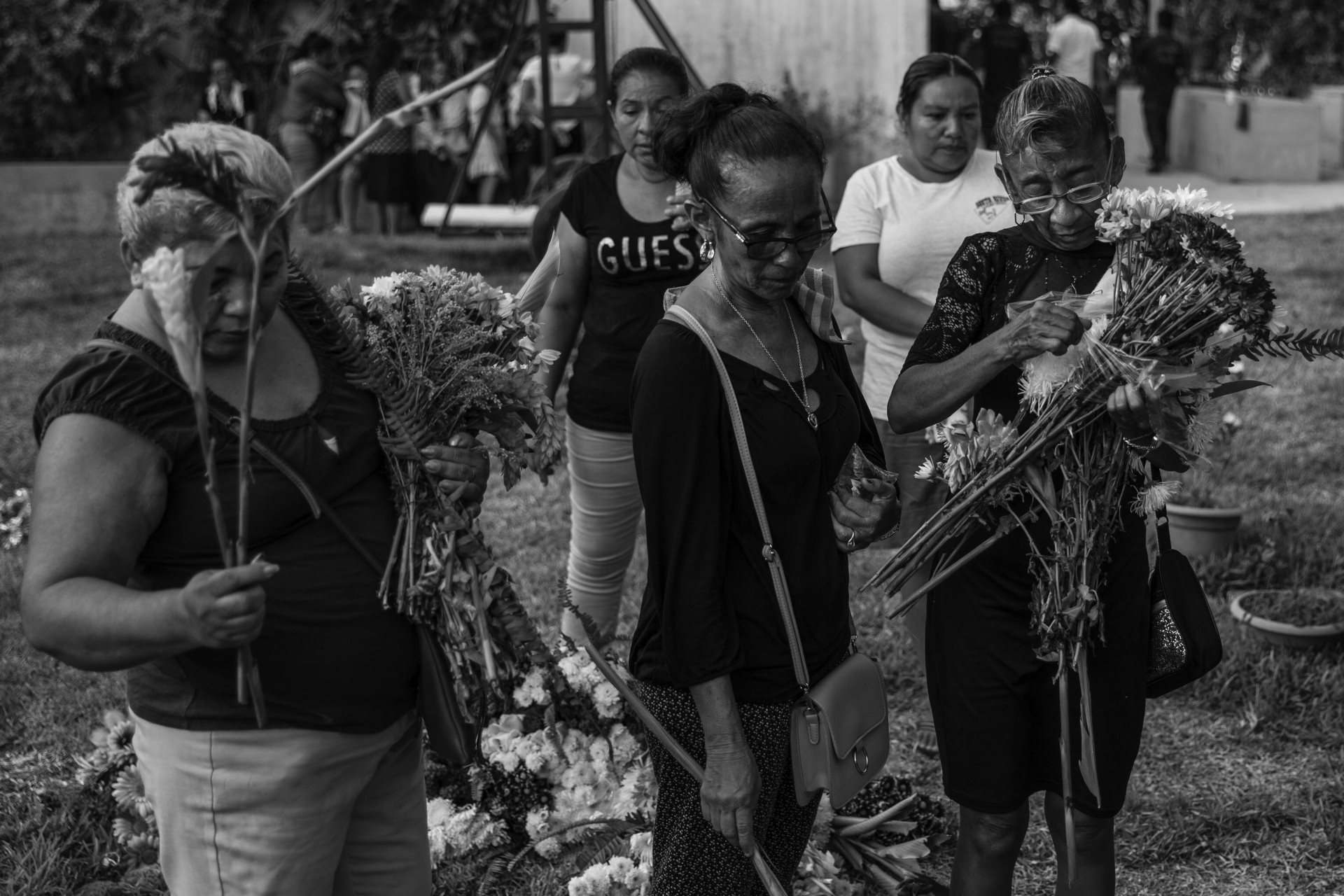 Relatives of Rodrigo Vázquez Jr. in mourning at his funeral. La Paz, El Salvador.