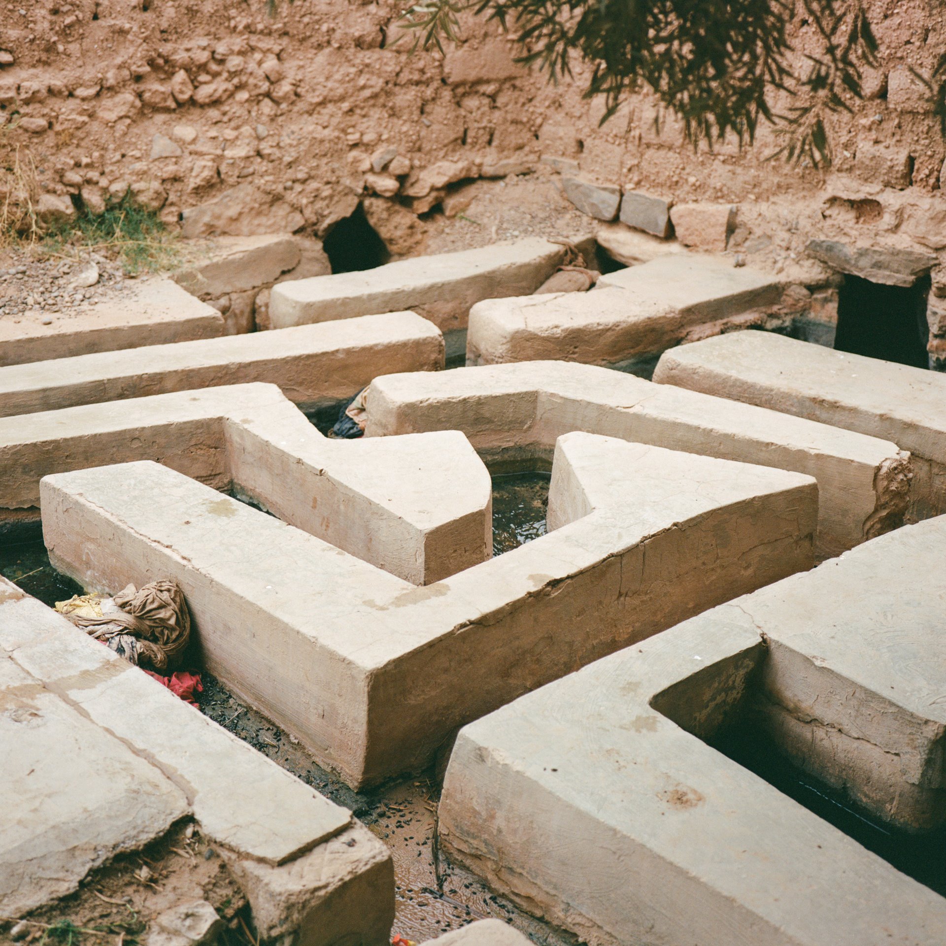 <p>Allocations of water are transferred via stone dividers to users of a traditional irrigation system, at Figuig Oasis, in eastern Morocco. The allocations and amounts are set according to the original contribution participants made at the time the system was constructed. The rights are inherited, and may be divided and passed on by marriage or sale.</p>
