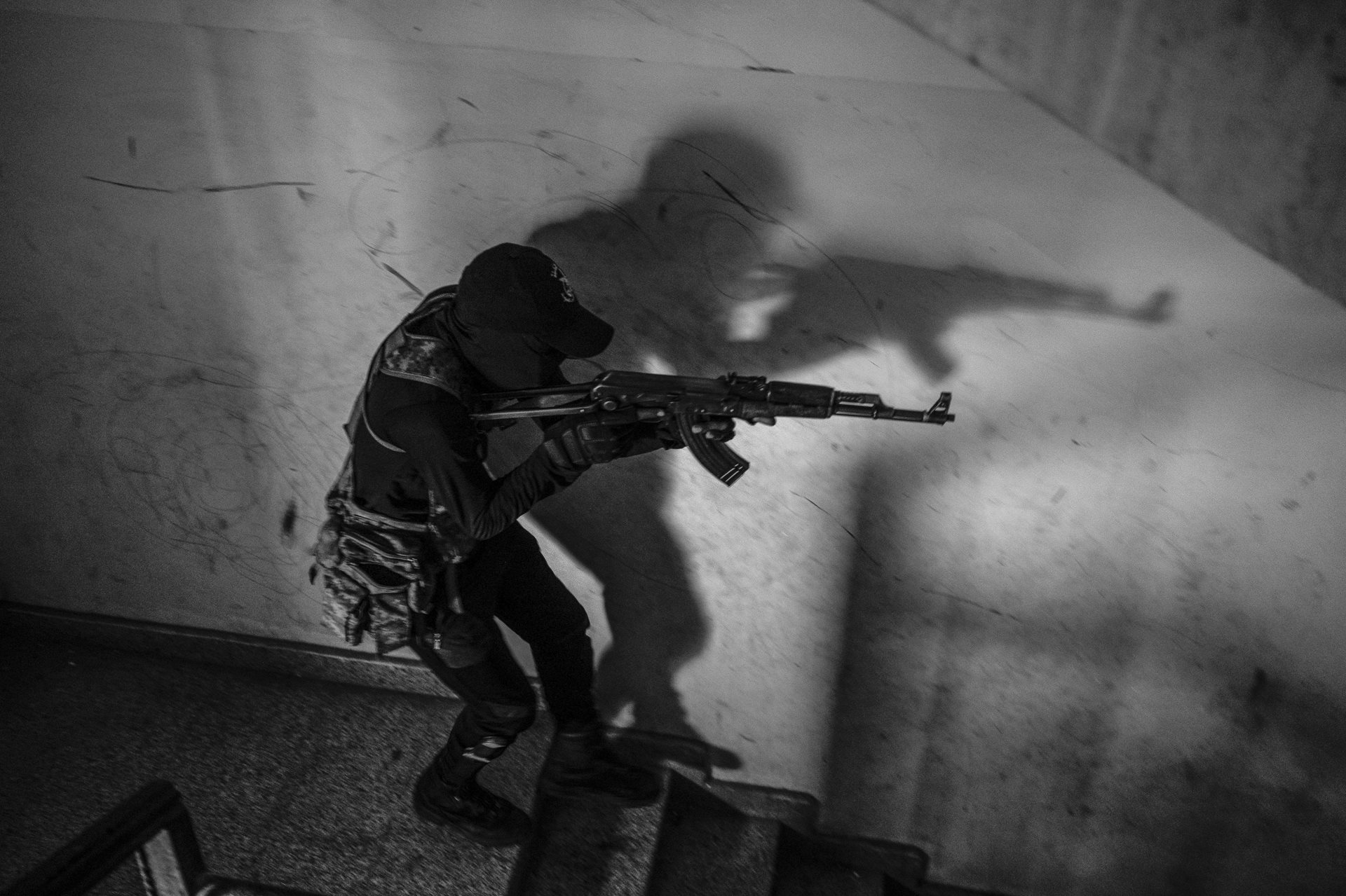 <p>A soldier descends from a building as fighting continues in Omdurman, Sudan. Frontline images like this are rare, due to heavily restricted access for journalists.&nbsp;</p>
