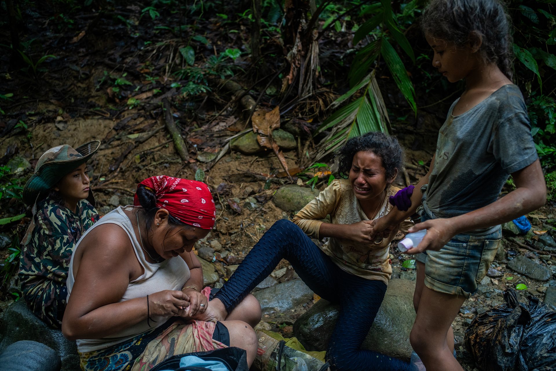 Jheymmi Jhennifer Bastidas Tapia tends to wounds on the feet of Hamleisy Ortega, whose blisters got infected after several days of walking in mud and water. Darién Gap, Panama.<br />
&nbsp;