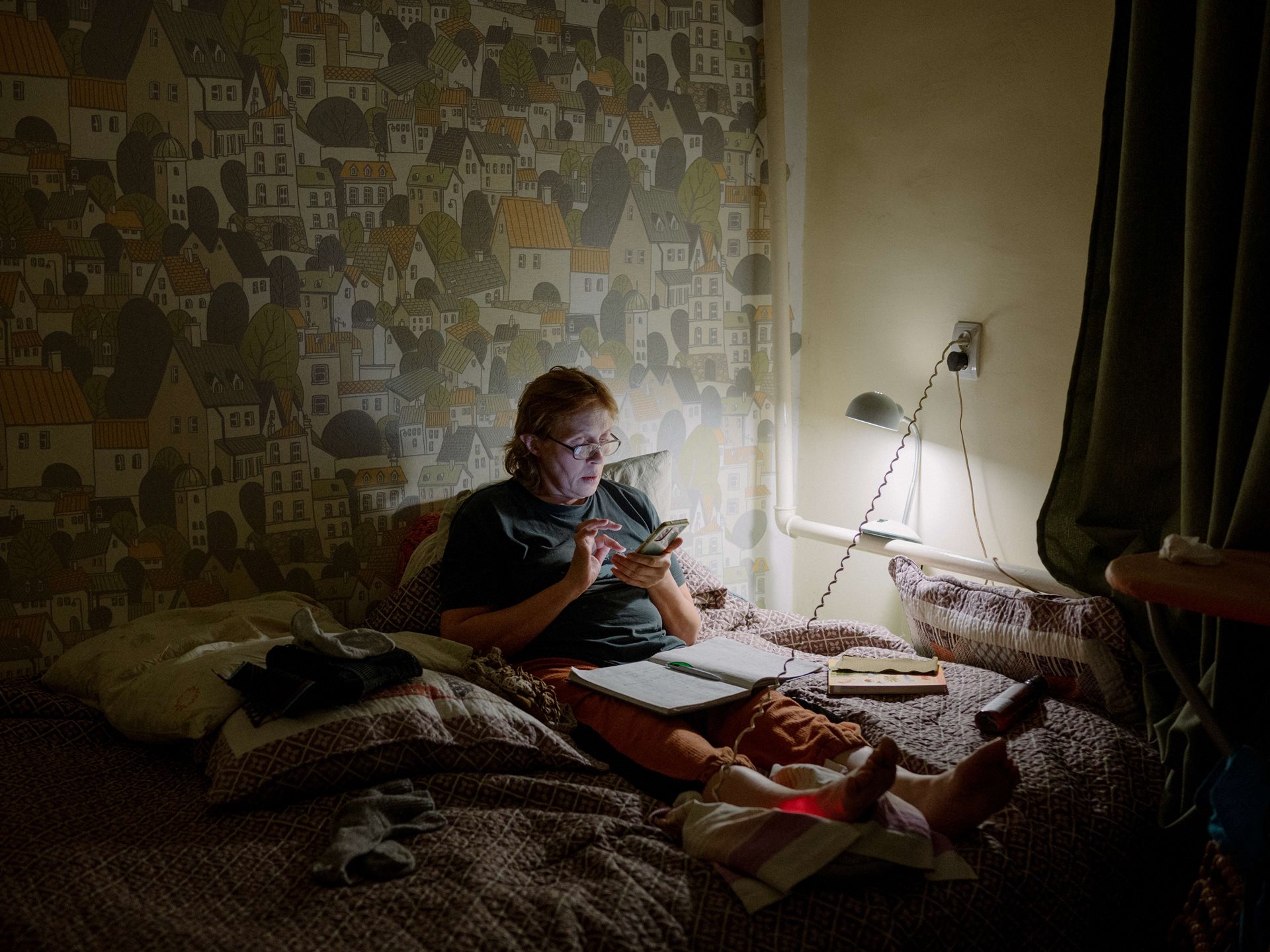 Aliona&rsquo;s mother learns German while using an infrared device to heal a broken leg, in Tomsk, Russia. She really wants to visit Aliona in Germany one day. Neither parent has ever been abroad, and they have not seen Aliona&rsquo;s new home.