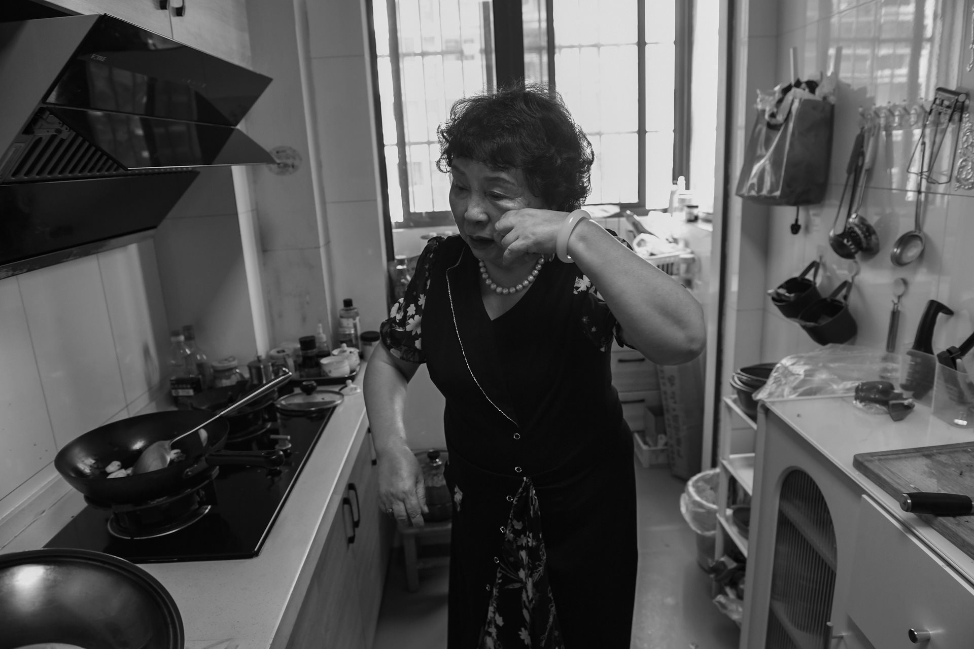 On the final day of exams, Sheng Hailin prepares a celebratory lunch. Her daily life remains centered on her daughters' needs. Hefei, Anhui Province, China.&nbsp;