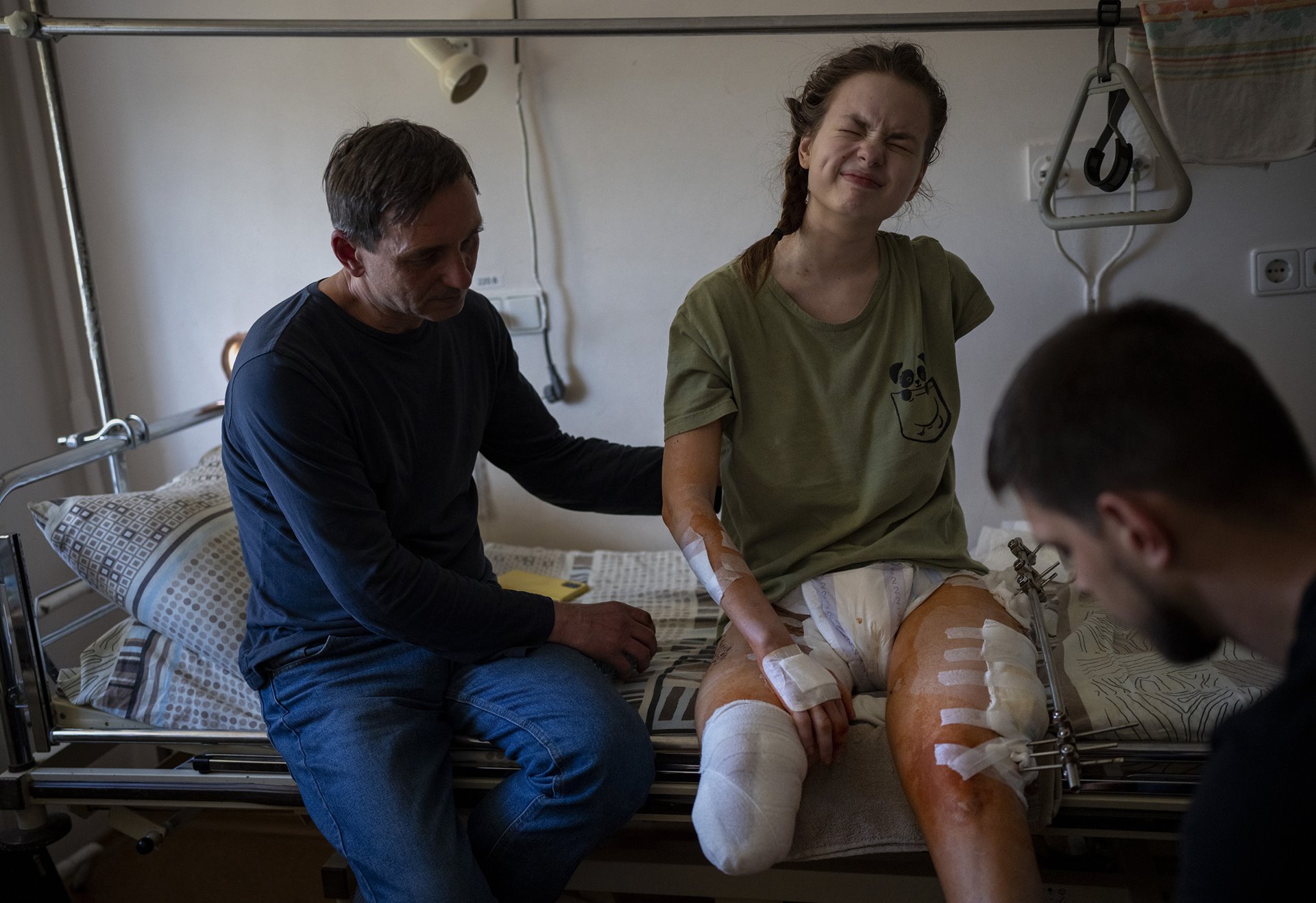 Nastia Kuzik (21) winces while undergoing a rehabilitation session at a public hospital in Kyiv, Ukraine. Nastia was caught in bombardment on the way back home from a visit to her brother, in Chernihiv, on 17 March. The city of Chernihiv, in northern Ukraine, was under siege from 24 February to early April.&nbsp;