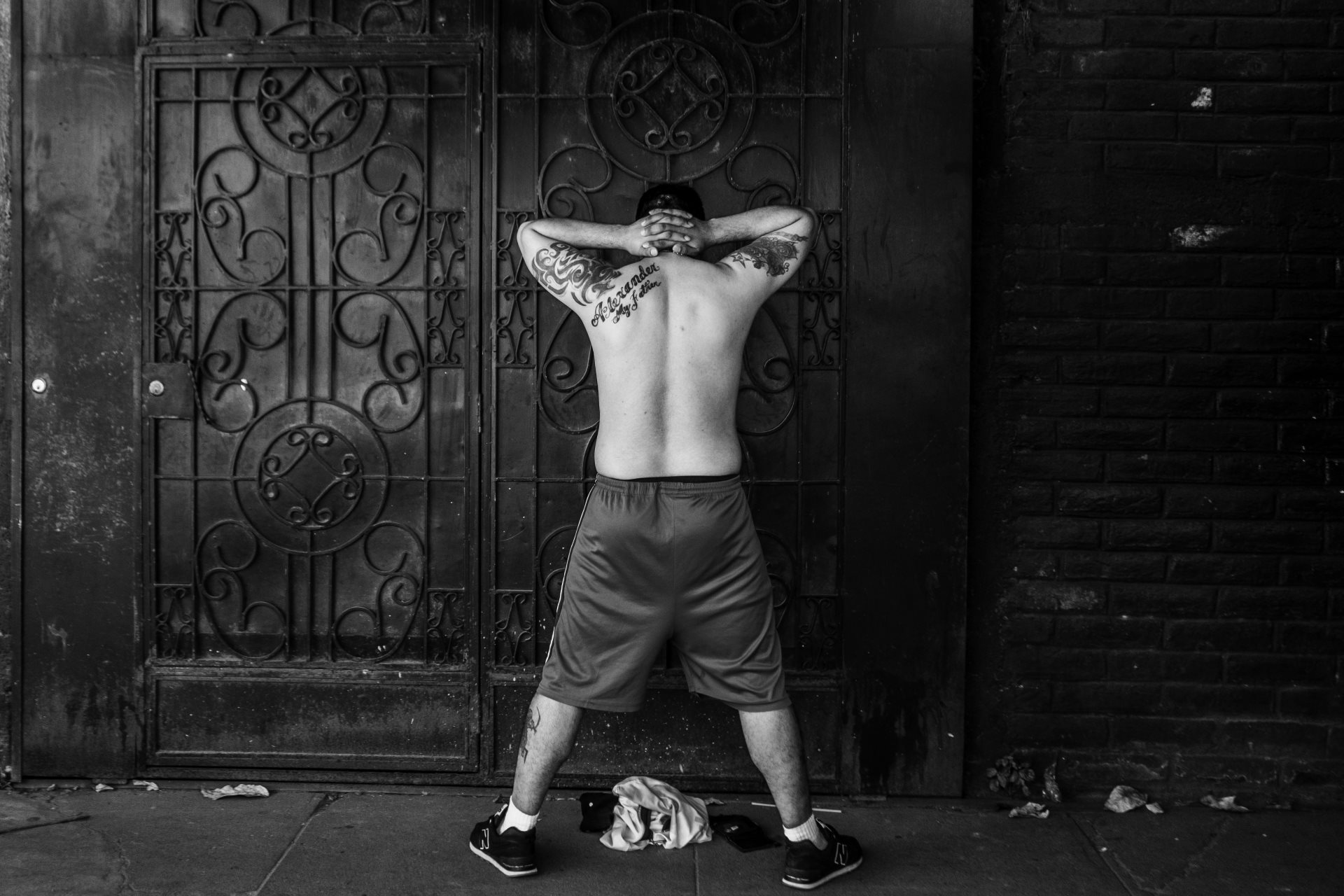 A man with tattoos waits to be interrogated by soldiers. Human rights organizations Cristosal and Socorro Jurídico report that just having tattoos was one reason many were arrested during the first days of the country&#39;s &ldquo;state of emergency.&rdquo; Soyapango, San Salvador, El Salvador.