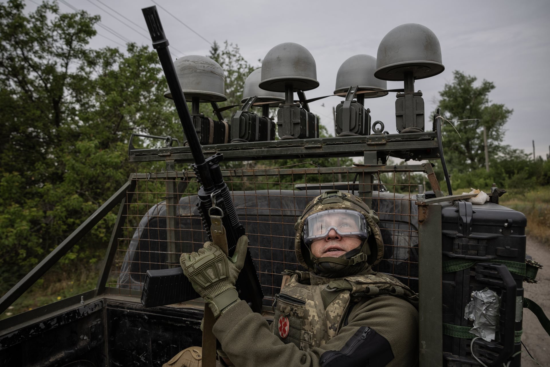A soldier from Ukraine&rsquo;s 93rd Brigade scans for Russian FPV drones while speeding through Kostyantynivka, a strategic gateway to Ukraine&rsquo;s last major defensive belt in Donetsk. Kostyantynivka, Ukraine<br />
&nbsp;