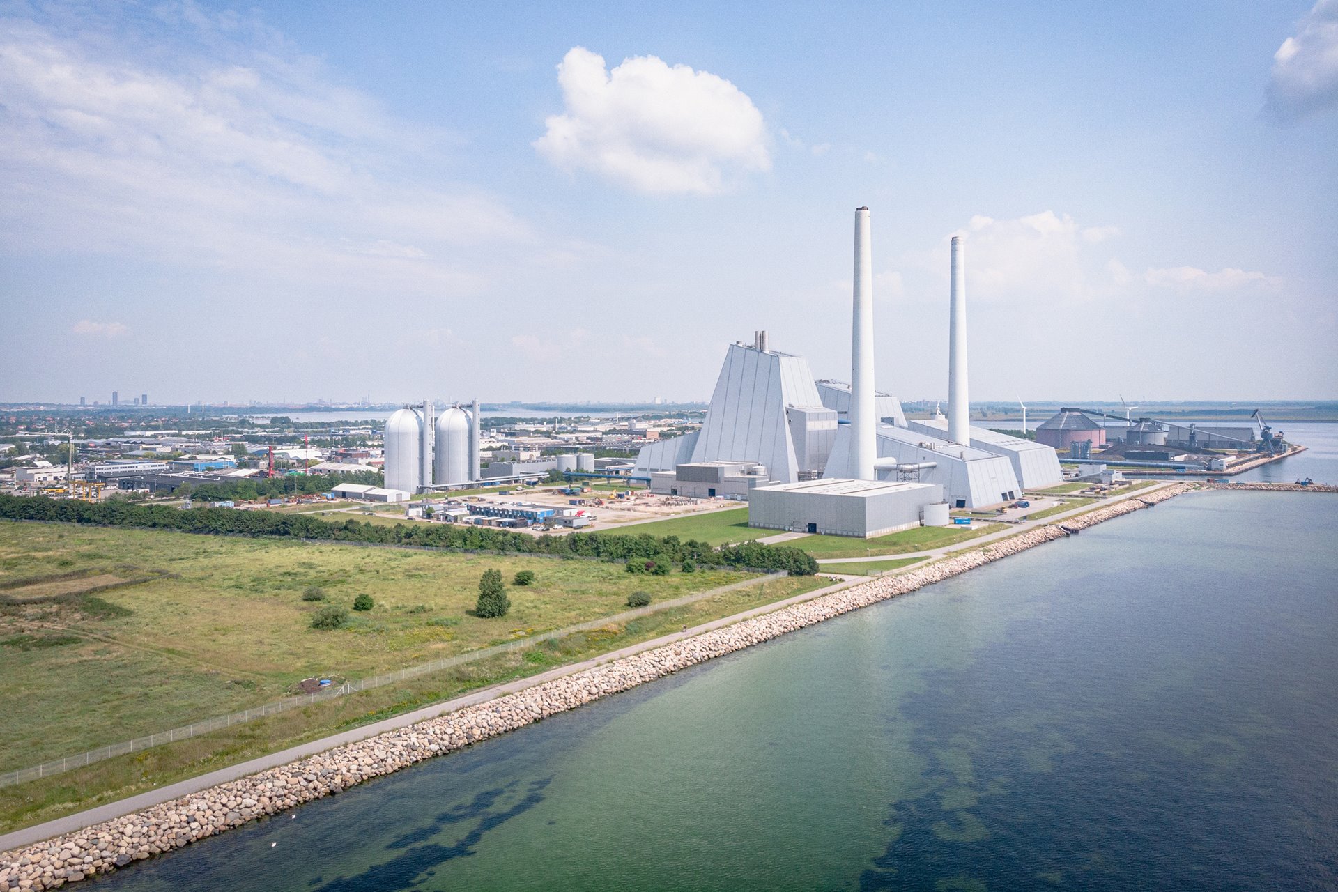This multi-fuel power plant in Copenhagen, Denmark uses natural gas, oil, straw, and wood pellets for simultaneous generation of heat and electricity, and claims to exploit up to 94 percent of the energy in the fuels. The European Union&rsquo;s 2020 climate and energy program classifies wood pellets as a carbon-neutral form of renewable energy. Although natural gas is a non-renewable fossil fuel, the plant aims to replace nearly a half of its gas consumption with wood pellets.