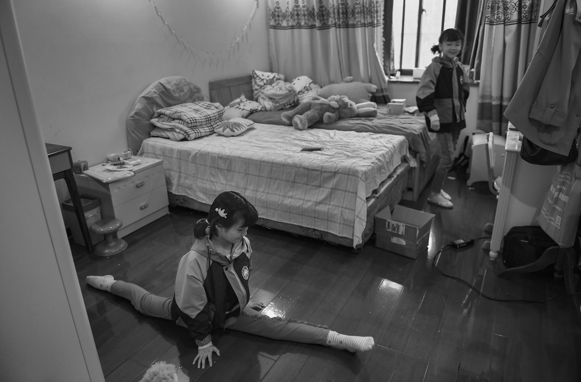 Zhizhi and Huihui play at home in Hefei, Anhui Province, China. Like many parents around the world during COVID-19 lockdowns, Sheng Hailin felt at a loss over what to do with her children.&nbsp;