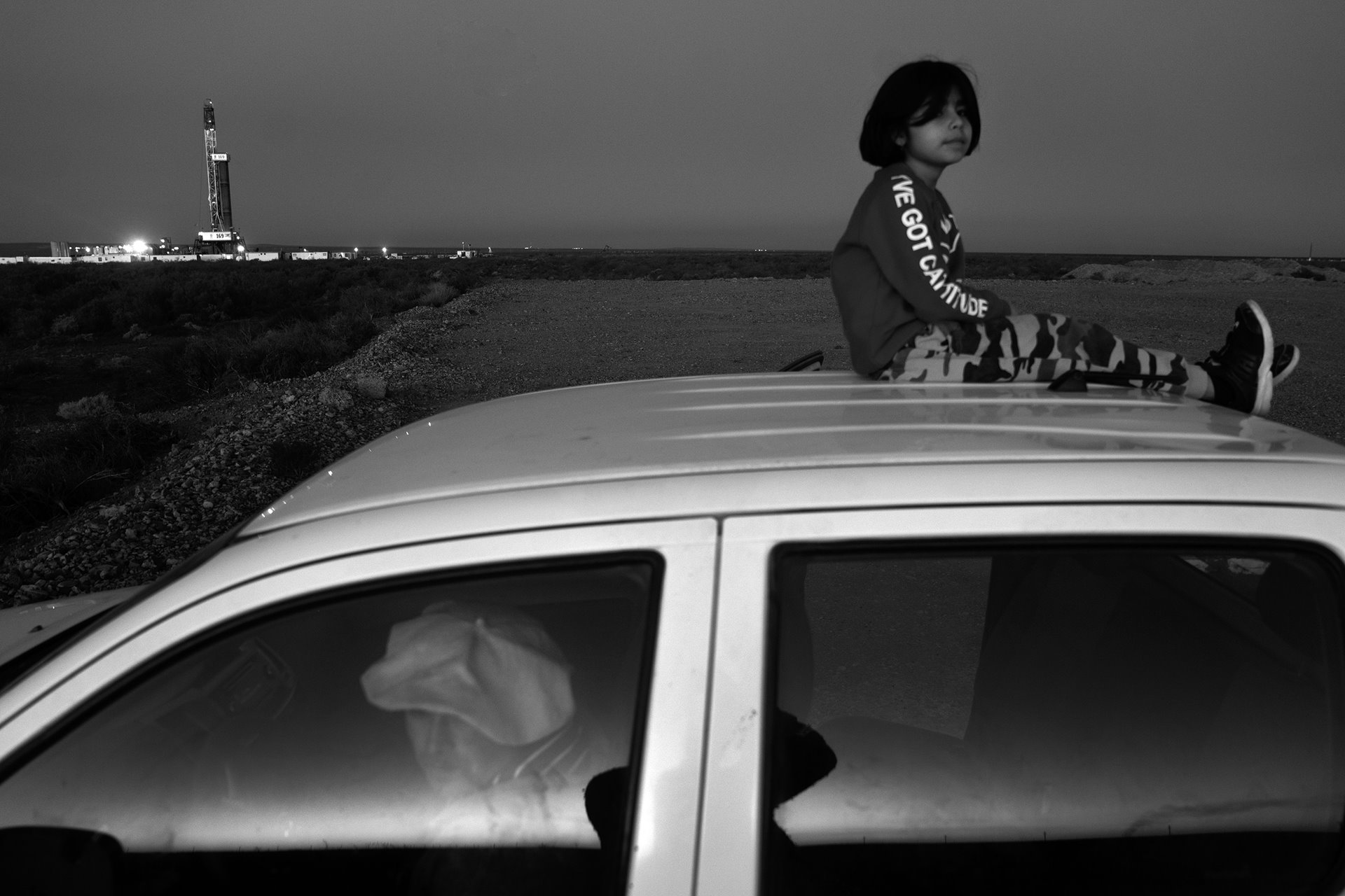 Miley (7) no longer sees any birds or wildlife in her community in Neuquén, Argentina. More than 20 oil and gas companies operate in the Vaca Muerta region, with serious environmental consequences.