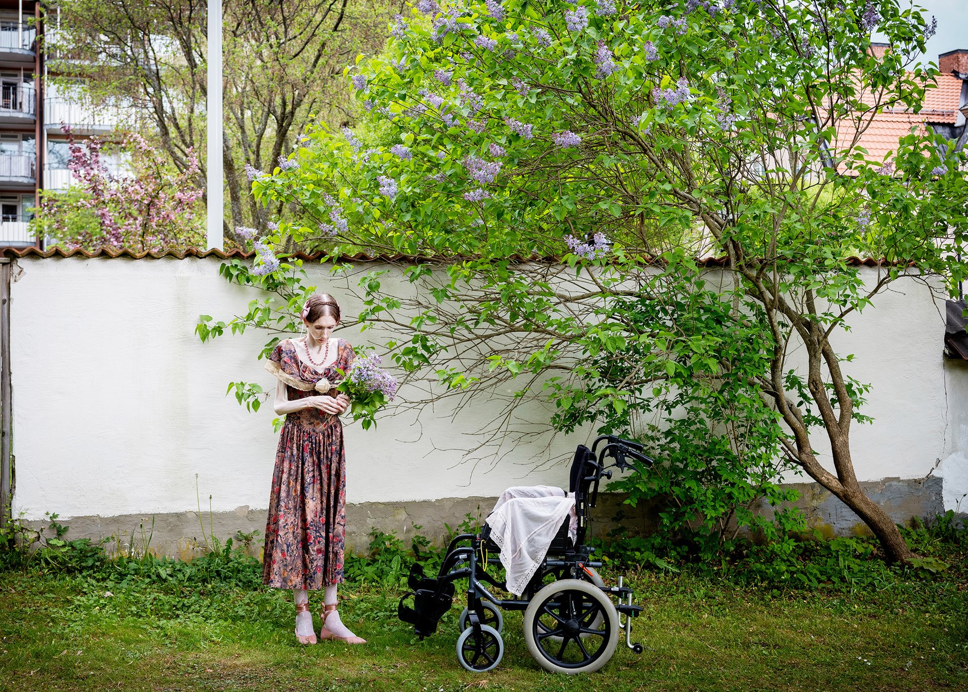 Engla Louise gathers lilacs from the Linköping Garden Society park beside her home in Linköping, Sweden. Being surrounded by beauty is important to her.&nbsp;