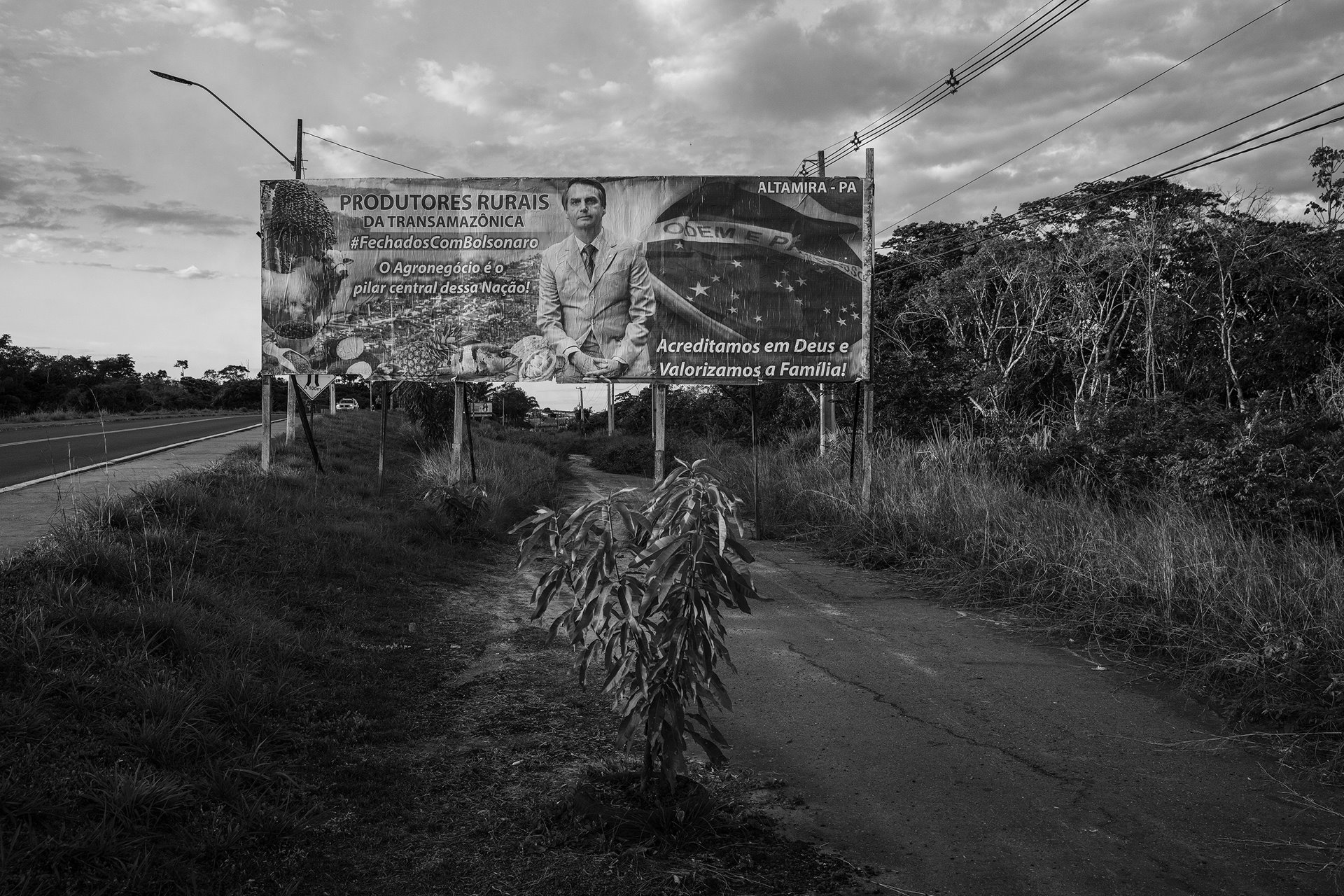 A billboard with a message of support to President Bolsonaro stands alongside the Trans-Amazonian Highway, Altamira, Pará, Brazil. It was financed by local farmers. Agribusiness is one of the president&rsquo;s main pillars of political support.