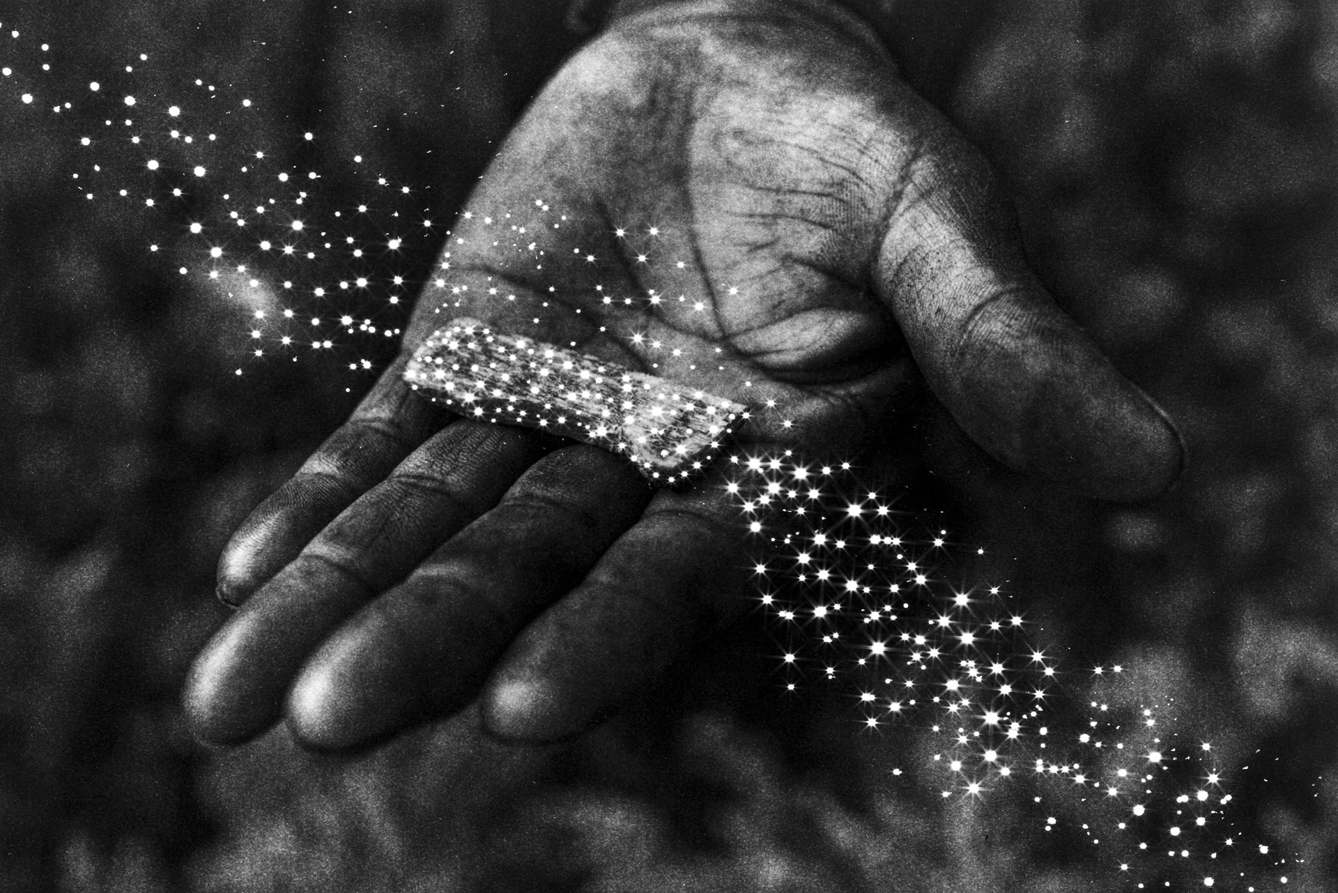 A farmer holds a <em>chapulin</em>, a knife handcrafted by poppy farmers to grate opium gum, in Malinaltepec, Guerrero, Mexico.