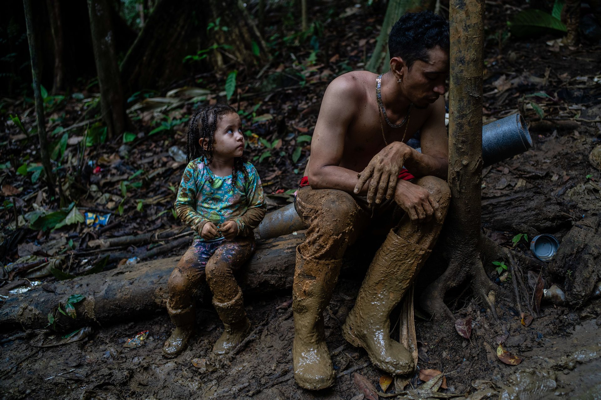 Luis Miguel Arias (28) takes a break with his daughter Melissa (4) as they climb a hill. They are from Venezuela and joined the over 250,000 migrants who traversed the gap in 2022.