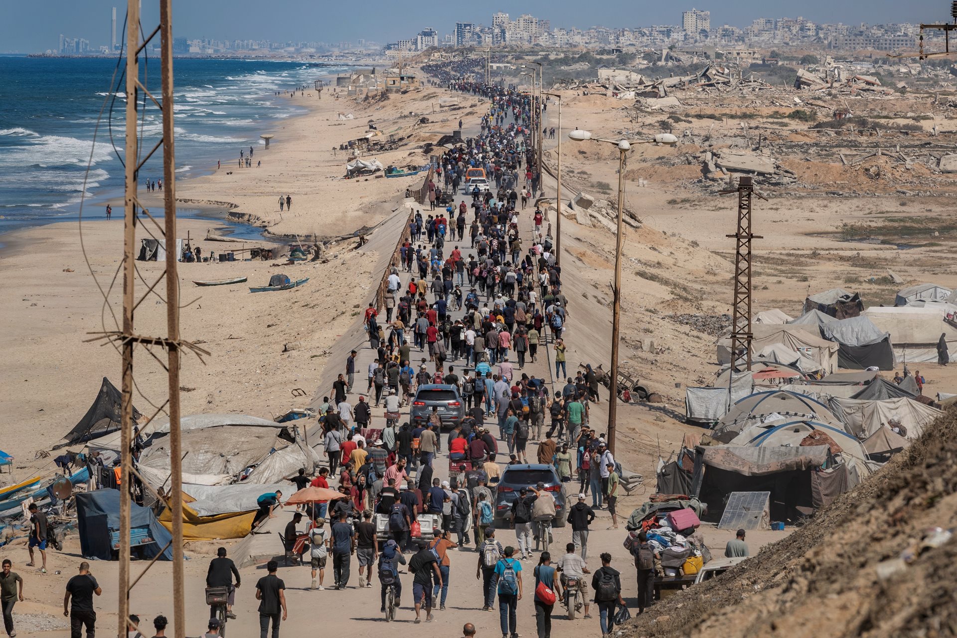 Displaced Palestinians return to Gaza City and northern Gaza after Israel and Hamas agreed on a prisoner exchange deal and a ceasefire. West of Nuseirat Camp, Gaza Strip.
