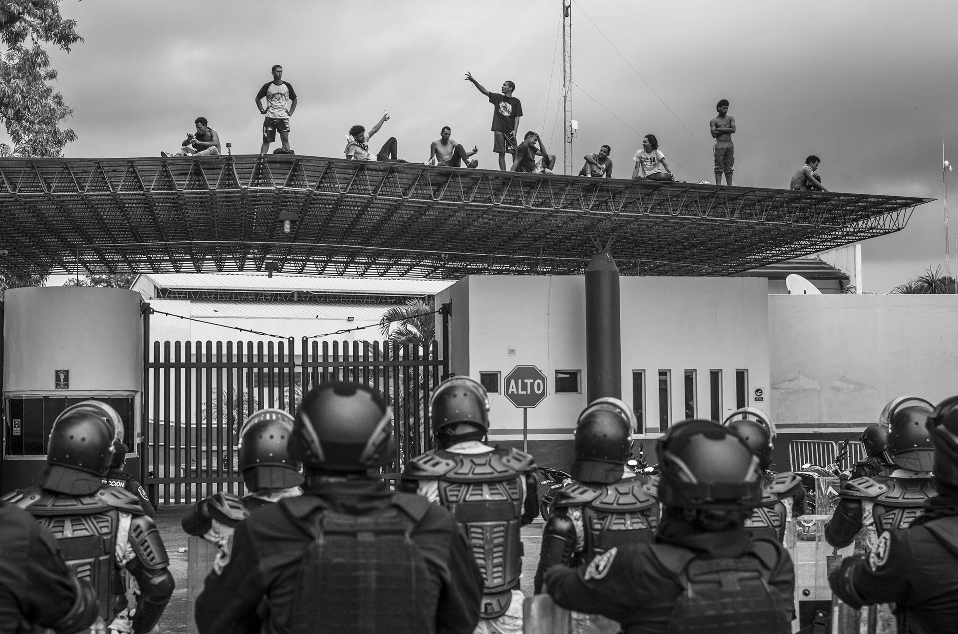 Venezuelan asylum seekers and migrants protest against imprisonment and poor conditions on the roof of the entrance of Siglo XXI, a migratory station in Tapachula, Mexico. NGOs have expressed concern about violations of human rights and compromised legal procedures at the migratory stations, where they are subject to expedited deportations. This group of migrants was sent back to Venezuela on a charter flight.&nbsp;