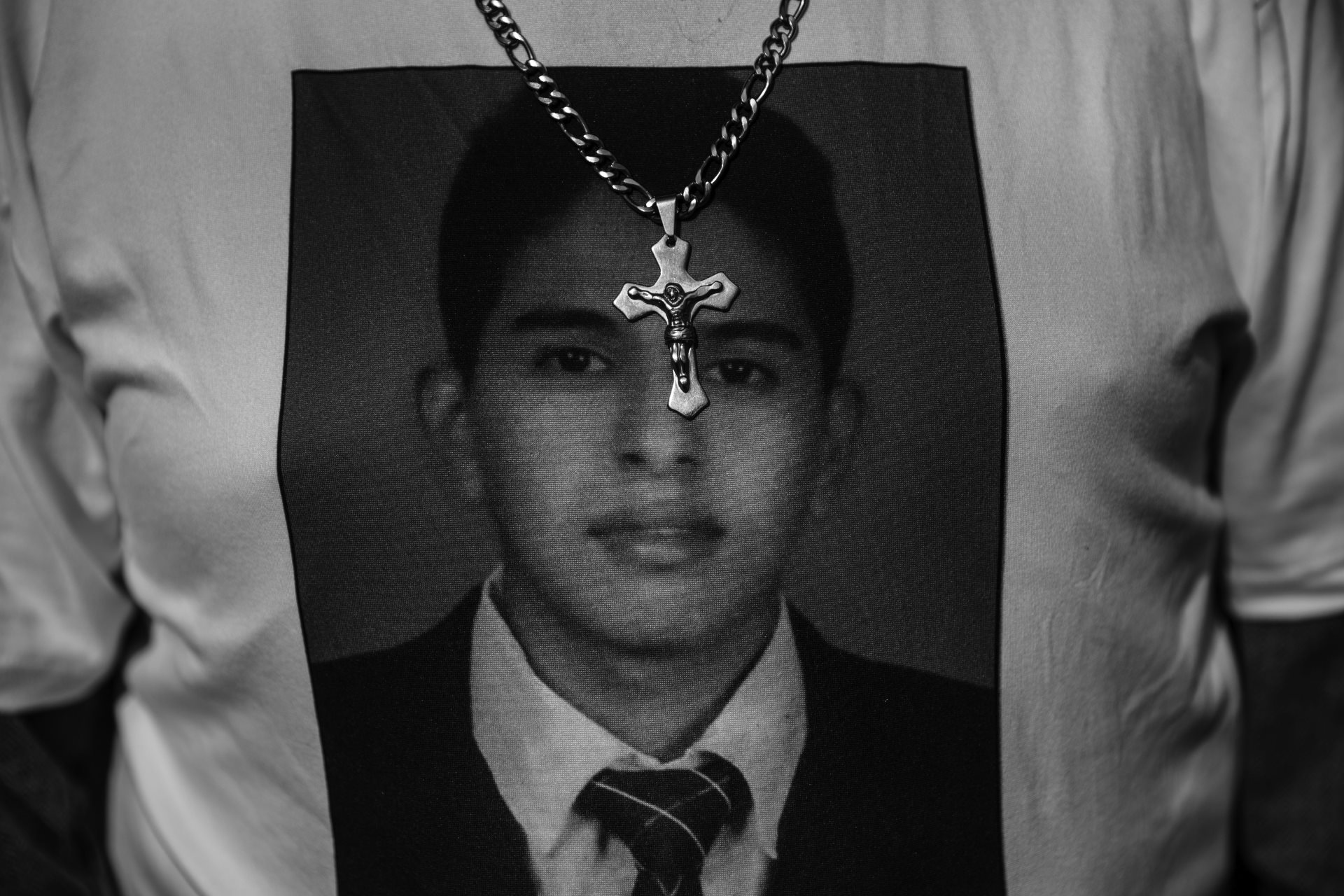Bryan López&#39;s father wears a shirt with a photograph of his son during one of the first protests against the &ldquo;state of emergency&rdquo; in September 2022. After he was arrested, Bryan&#39;s relatives declared him missing when they could not find him in the prison system. San Salvador, El Salvador.