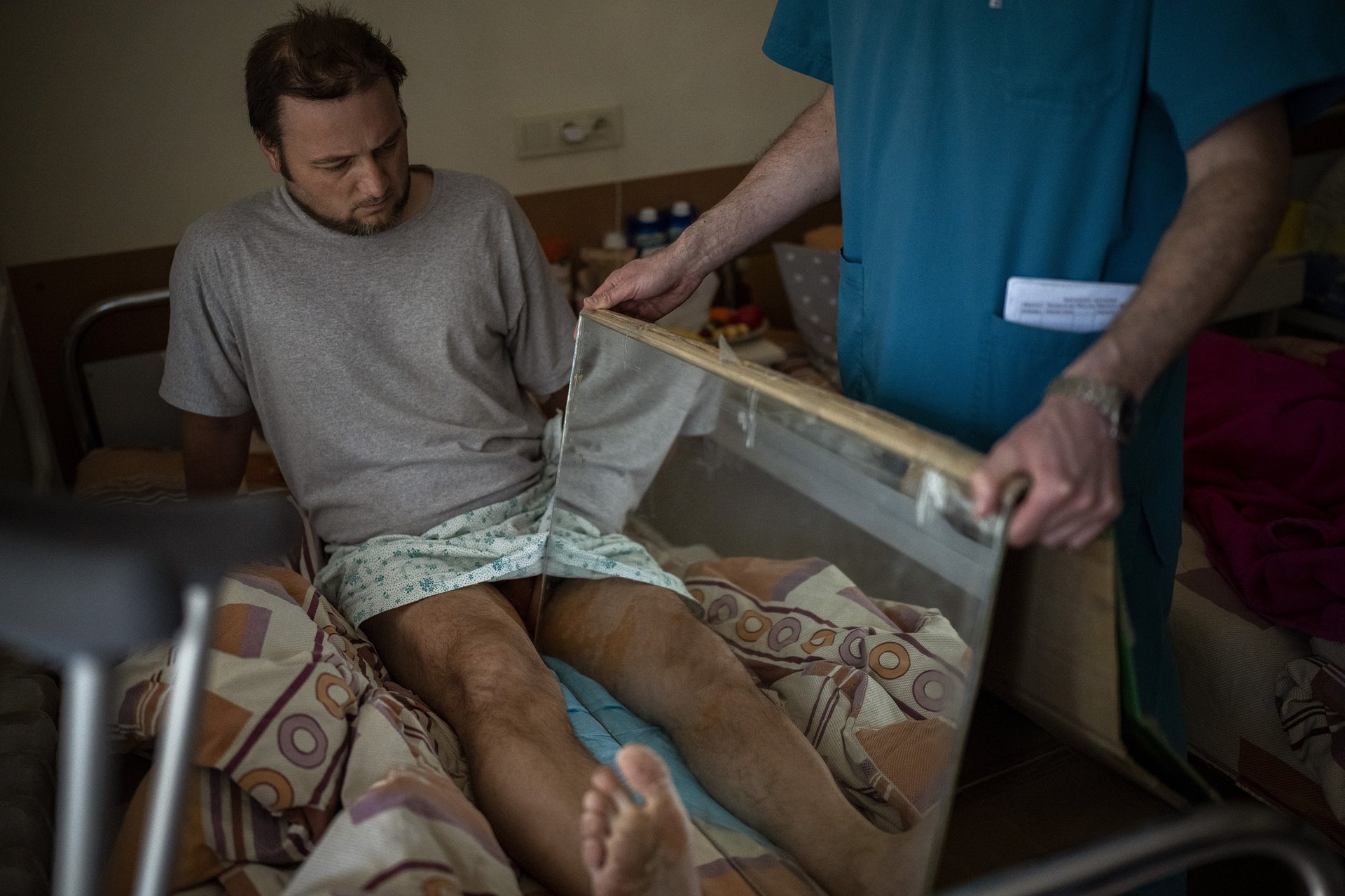 Sasha Horokhivskyi (38) undergoes mirror therapy to alleviate phantom pain (in which part of an amputated limb seems to be hurting), at a public hospital in Kyiv, Ukraine. Sasha lost his leg above the knee on 22 March, after being shot in the calf by a member of Ukraine&rsquo;s Territorial Defense Forces who mistook him for a spy, after he stopped to take photographs of bombed buildings near his home in Bobrovytsya, in northern Ukraine.