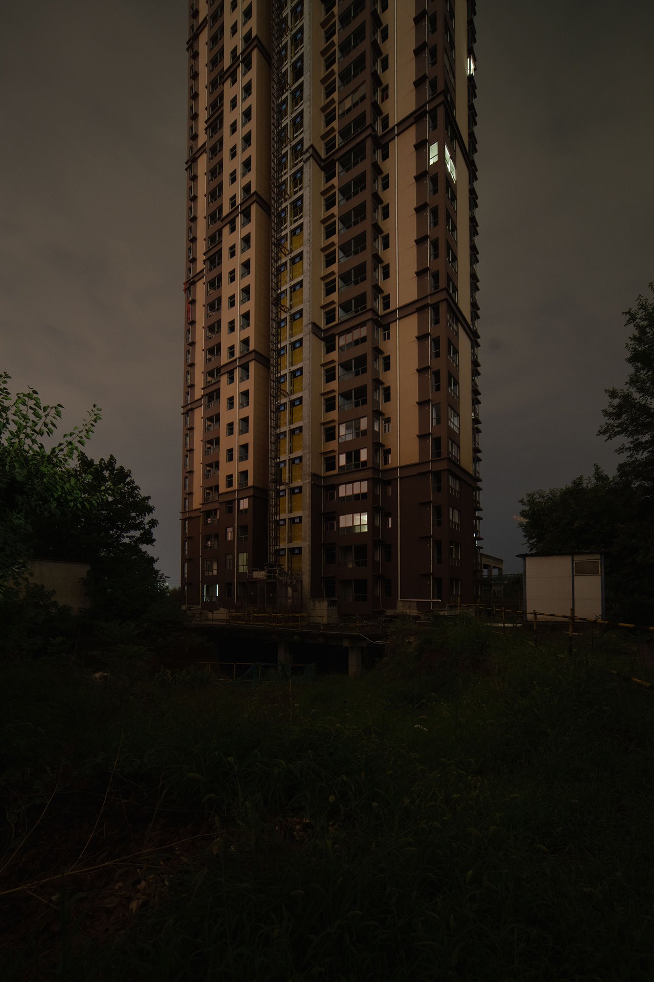 The Jinling Apartments in Chang&rsquo;an District, Xi&rsquo;an City, China, is a project that has stood unfinished for five years. Despite the fact that the building is missing basic necessities, nearly 100 residents have moved into the complex.&nbsp;