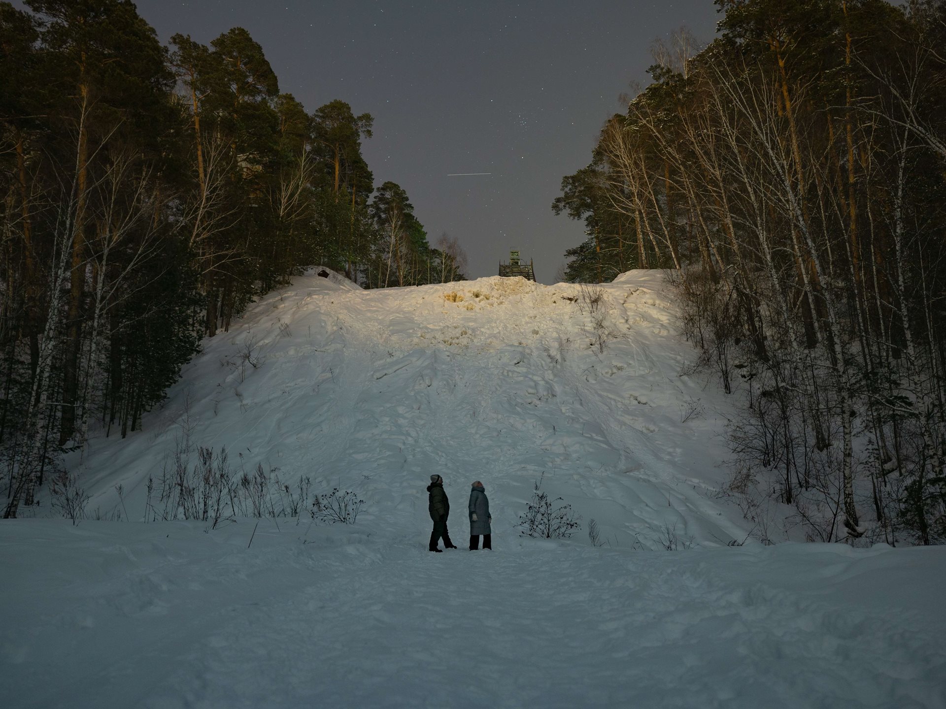 On the last night of a visit back to Tomsk, Russia, in February 2022, Aliona went for a walk in the forest with her parents. It was their 34th wedding anniversary. She had bought them each a smartphone, so that they could communicate more frequently. They talked a lot, and her father showed her the constellations. On the next day she flew back to Germany, three days later days, Russia launched its full-scale invasion of Ukraine.