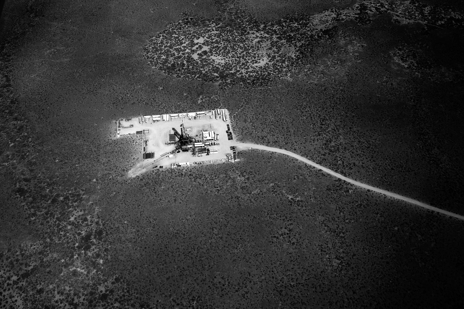 Aerial view of a drilling rig in Vaca Muerta, Neuquén, Argentina. Set for a threefold expansion over coming years, the Vaca Muerta gas and oil fracking megaproject is one of Argentina&rsquo;s foremost economic ventures, and at the same time generates serious socio-environmental conflicts over air, land, and water contamination, health problems, and the more than 400 earthquakes registered to date.