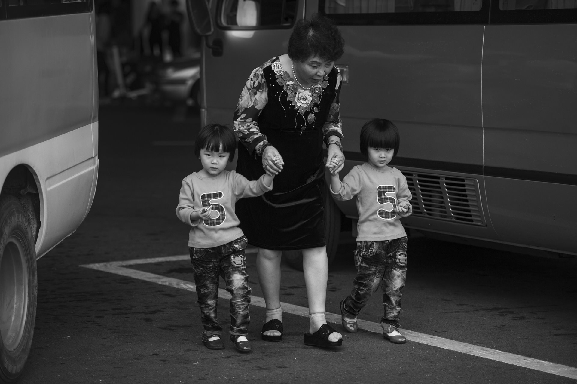 Sheng Hailin reunites with her daughters at the airport in Hefei, Anhui Province, China. Sheng Hailin had been away on a 20-day lecture trip in the city of Kunming in Yunnan Province.&nbsp;