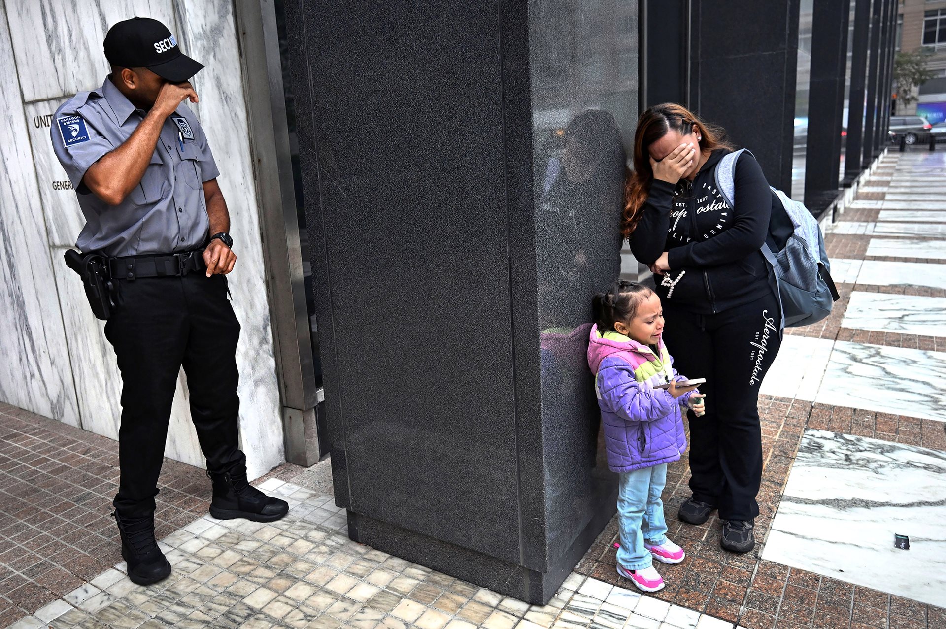 <p>A security guard breaks down while witnessing a family separation. Security personnel frequently find themselves caught between federal agents, desperate families, and protesters in the increasingly volatile courthouse environment.&nbsp;New York City, New York, United States</p>
