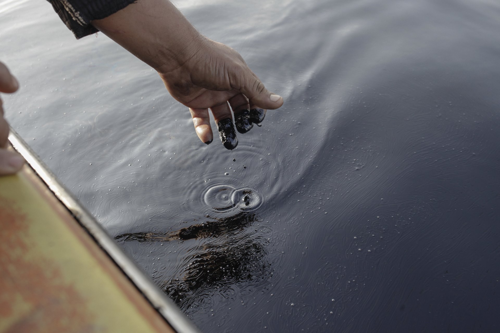 <p>Oil pollutes Lake Maracaibo, in Zulia State, Venezuela. Up to 1,000 barrels leak into the lake daily due to aging, unmaintained infrastructure, according to the environmental organization Azul Ambientalistas.&nbsp;<br />
<br />
Between 2010 and 2016, the state oil giant PDVSA was responsible for more than 46,000 spills of crude and other pollutants, according to a study by PROVEA, a Caracas-based human rights group. PDVSA stopped releasing data in 2016, reporting 8,250 oil spills that year.</p>
