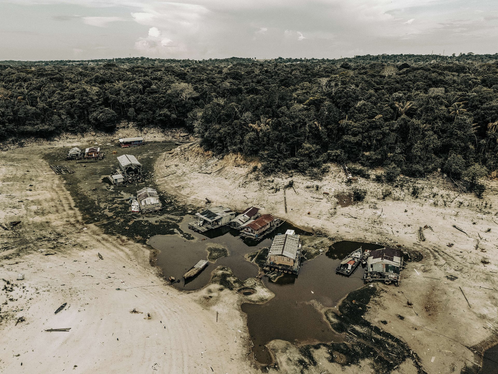 The community of São Francisco de Marina has become isolated due to the lower waters caused by drought. Many floating homes have collapsed and channels used to navigate the river are no longer viable. Amazonas, Brazil.