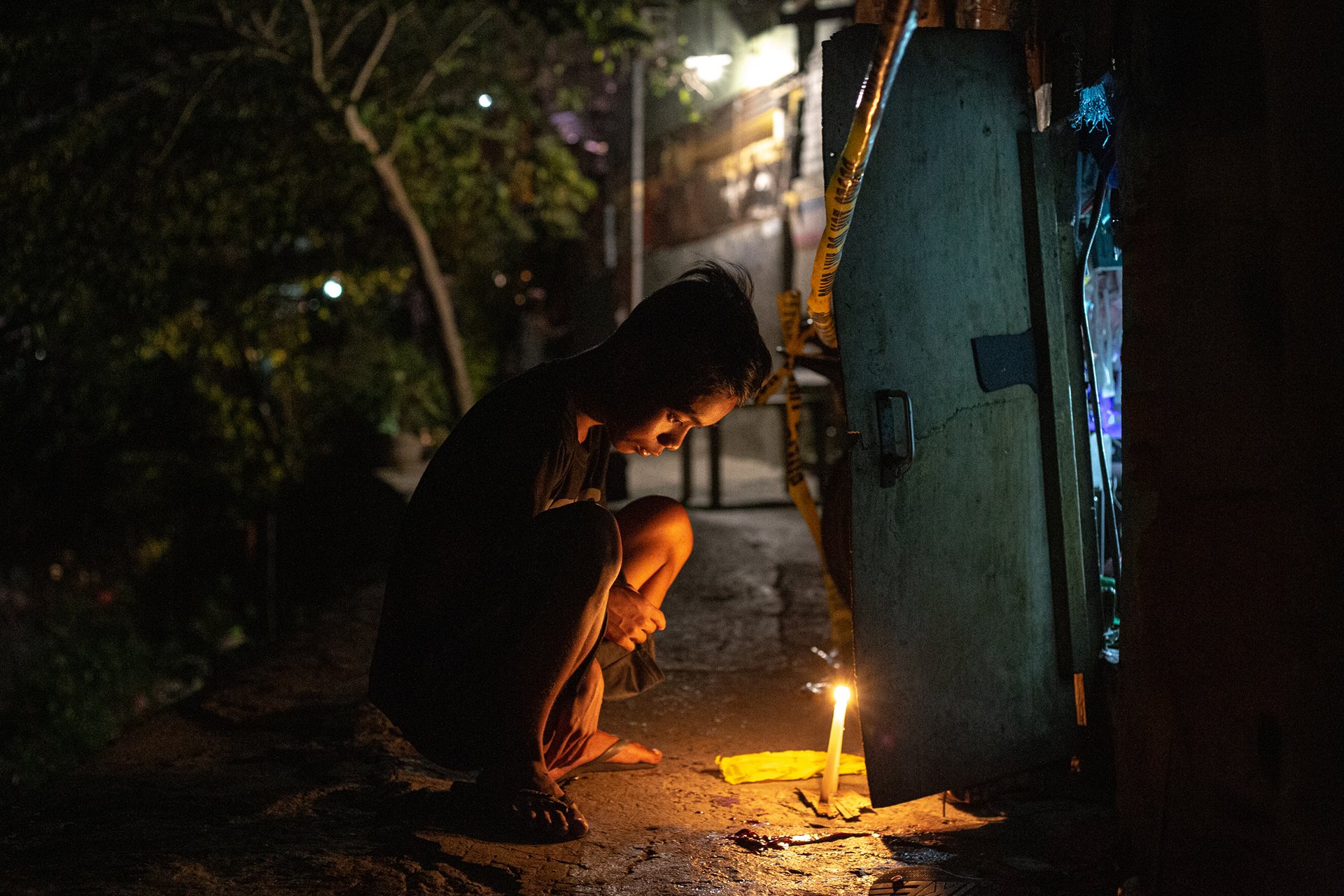 <p>AJ (16) mourns at the scene where unidentified assailants have shot his neighbor Antonio Perez outside his home in Pasay City, the Philippines.&nbsp;</p>

