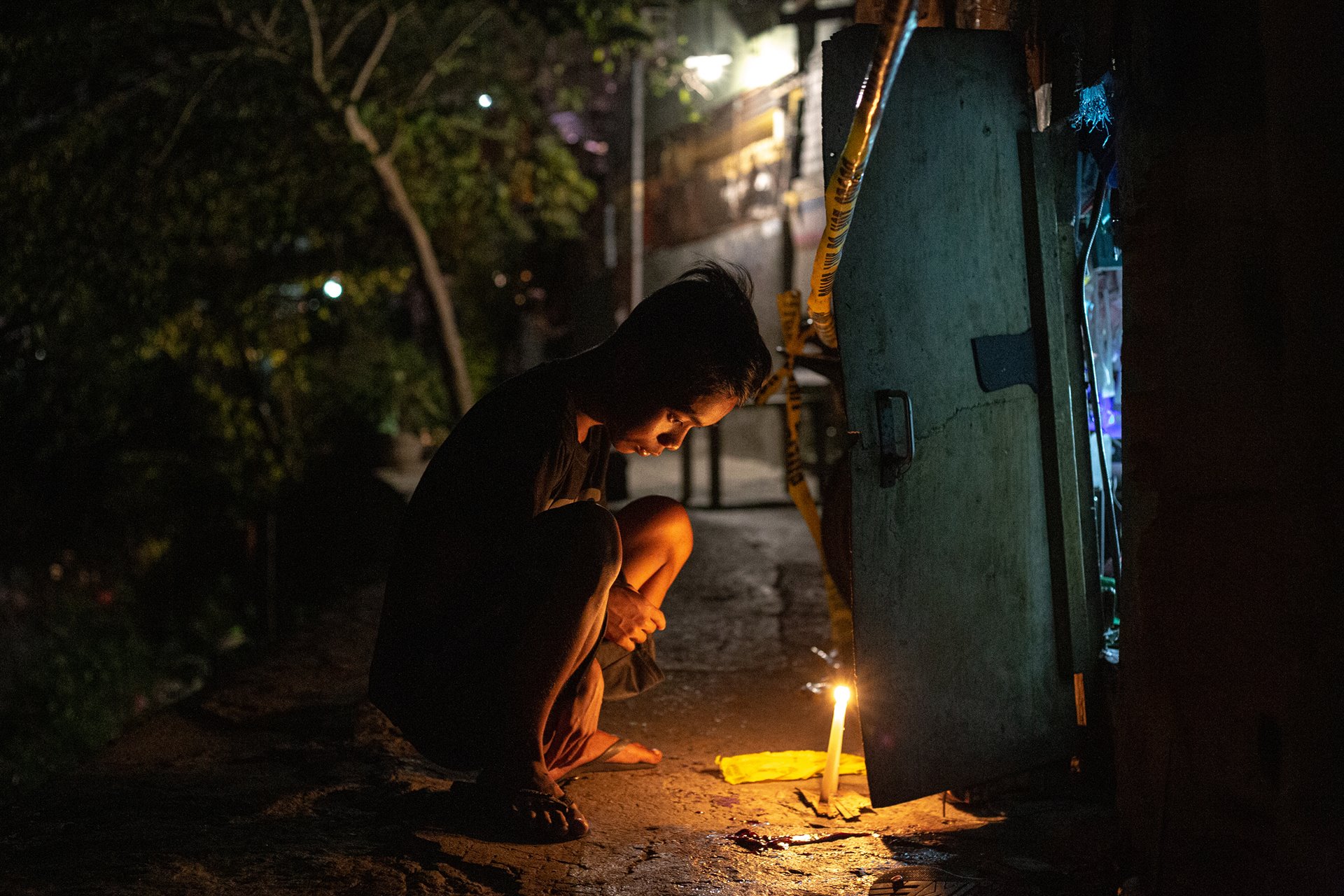 <p>AJ (16) mourns at the scene where unidentified assailants have shot his neighbor Antonio Perez outside his home in Pasay City, the Philippines.&nbsp;</p>
