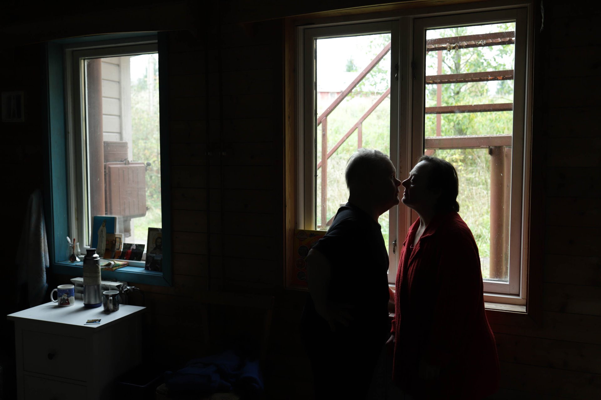 Minya and Tatyana kiss in their room. Before Tatyana passed away in the spring of 2021, they spoke about love every day, wore rings and called each other husband and wife. They dreamed about having a wedding.