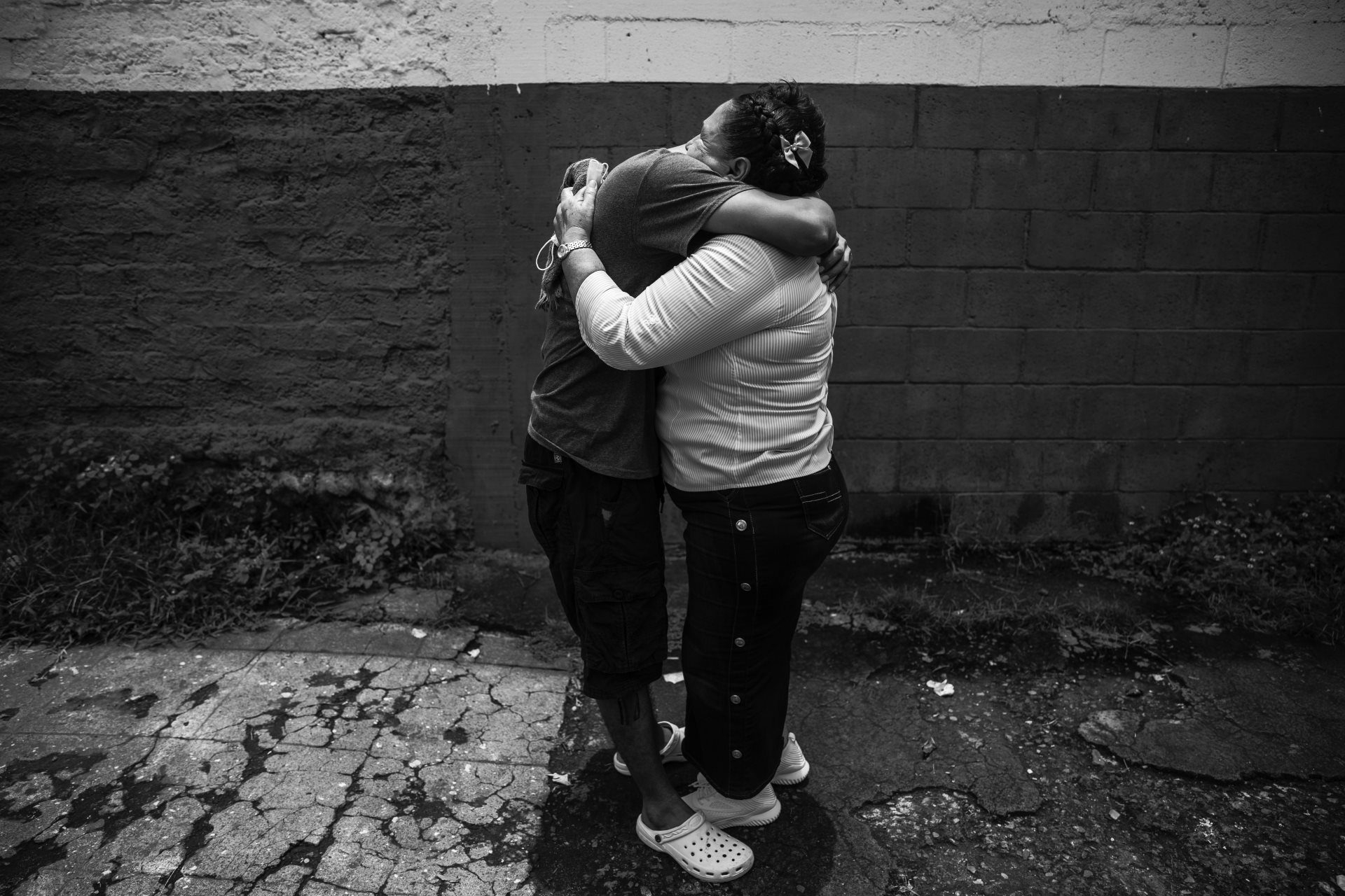Uziel de Jesús embraces his mother, Vilma Pineda, outside a police detention center in Usulután. Vilma Pineda travelled every day to the detention center, waiting for her son to be released. Uziel was detained on Espiritu Santo Island, along with twenty one neighbors during the &ldquo;state of emergency.&rdquo; Usulután, El Salvador.