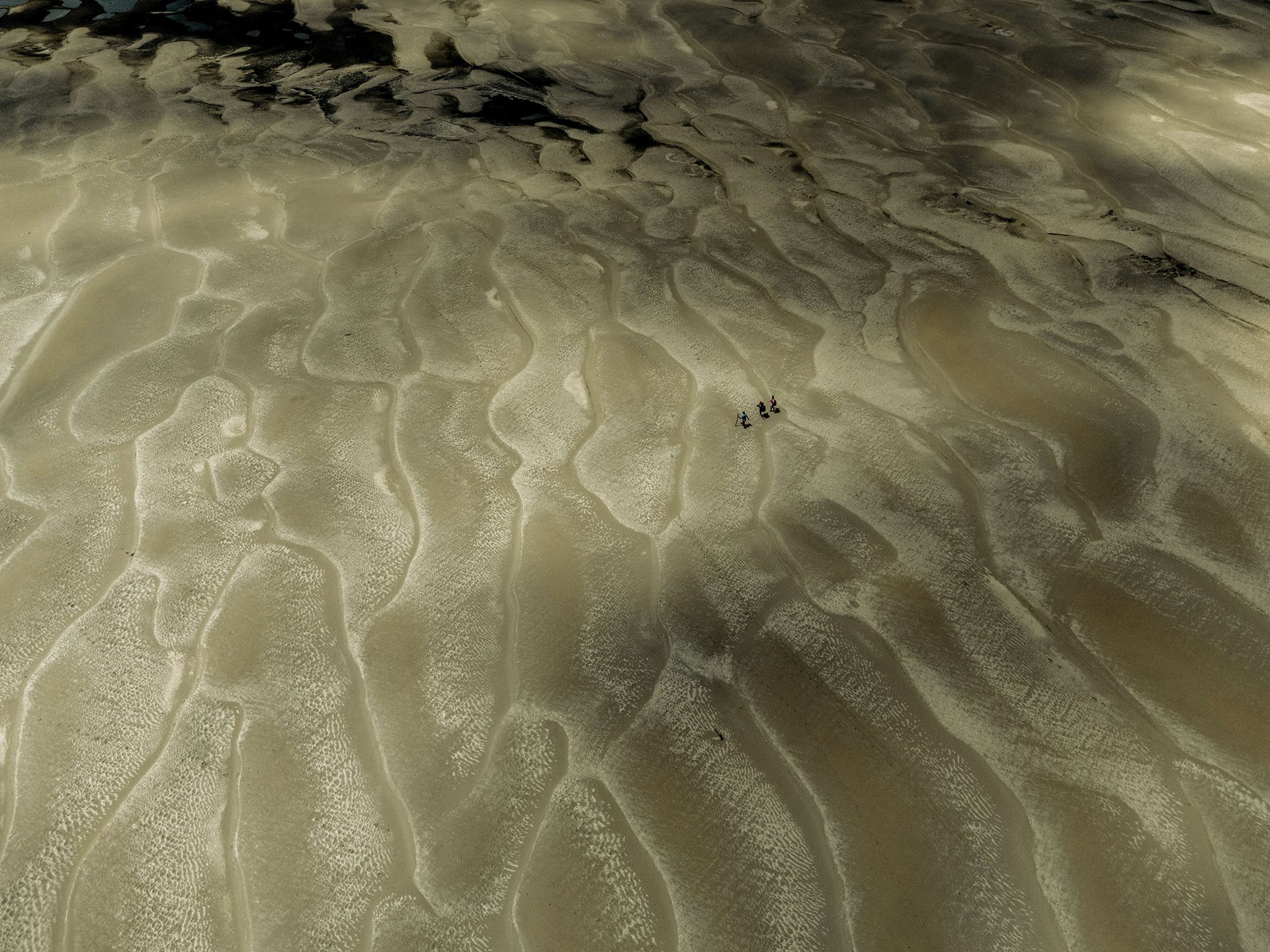 Fishermen from Manacapuru walk along what was once the bottom of the Río Solimões, in Amazonas, Brazil. Entire villages that depended on the rivers for their livelihood and transportation now must receive food, medicine, and water by air.