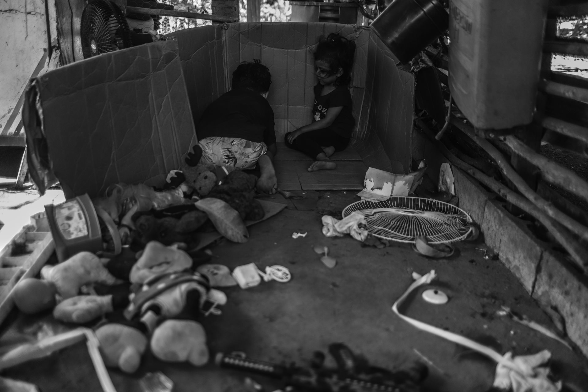 José Duval Mata&#39;s children play in their home in ​​Usulután. José was arrested in April 2022 and remains in prison. After almost three years of &ldquo;the state of emergency,&rdquo; thousands of children are growing up without their parents. Usulután, El Salvador.
