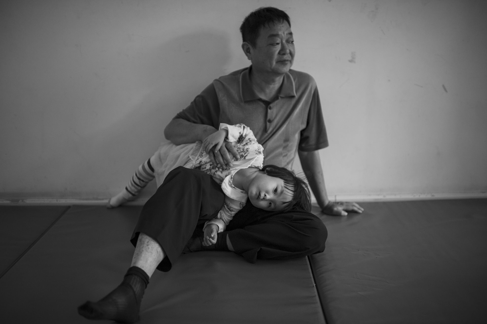Zhizhi with her father, Wu Jingzhou, at kindergarten in Hefei, Anhui Province, China. The couple&rsquo;s decision to have children in their 60s sparked debates online over the ethics and responsibilities of elderly parenthood.&nbsp;