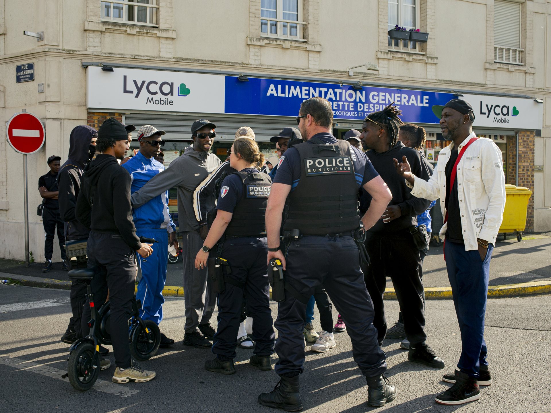 <p>Young people argue with police officers who have ordered them to disperse for &ldquo;illegal assembly.&rdquo; Creil, France</p>
